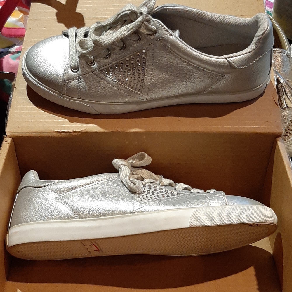 GUESS silver running shoes w rhinestones sz 9
